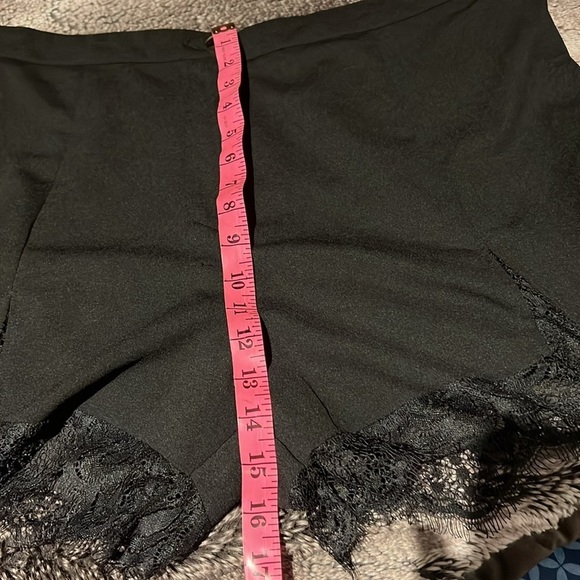 SHEIN dressy shorts lace detail Sz 2XL - Picture 7 of 10